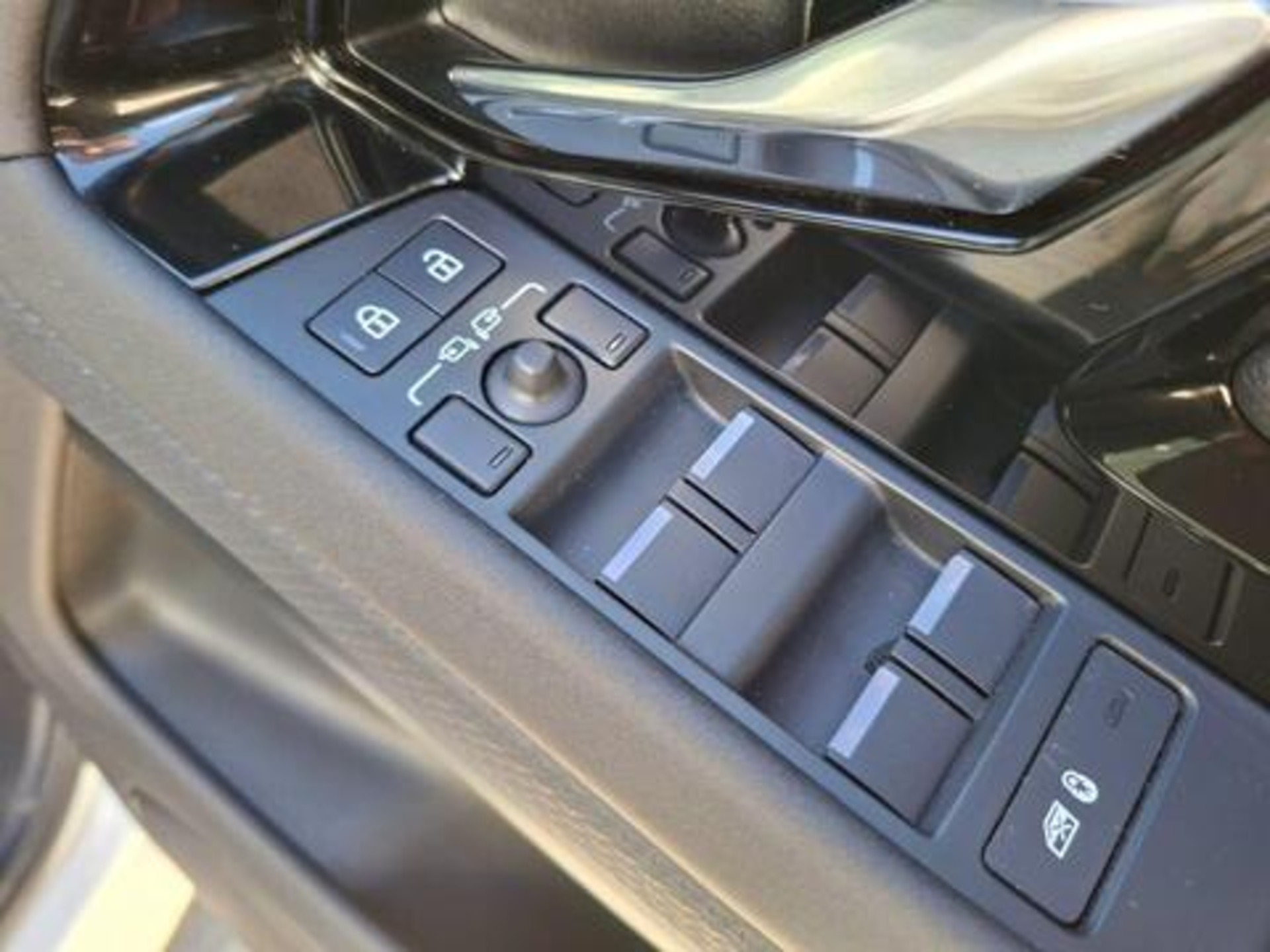 2023 Land Rover Range Rover Evoque 1.5 P300e 12.2kWh R-Dynamic S Auto 4WD Euro 6 (s/s) 5dr