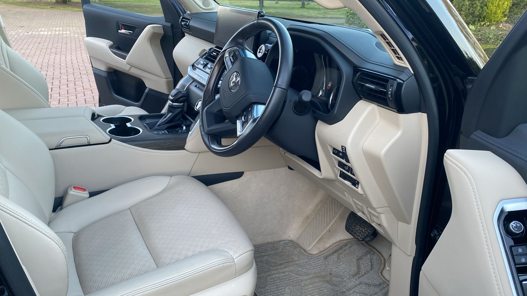 2025 Toyota Land Cruiser 300 ZX